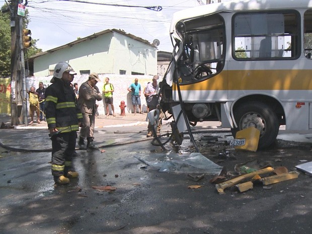 Frente do ônibus ficou destruída após acidente (Foto: Reprodução / TV Globo) Frente do ônibus ficou destruída após acidente (Foto: Reprodução / TV Globo)
