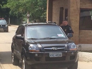 Acusado da morte de Santiago, Caio de Souza deixou presdio em carro preto (Foto: Matheus Rodrigues/G1)