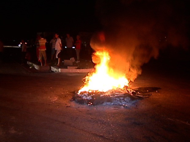 Manifestantes colocaram fogo e interditaram BR-262 em Cariacica (Foto: Reprodução/TV Gazeta)