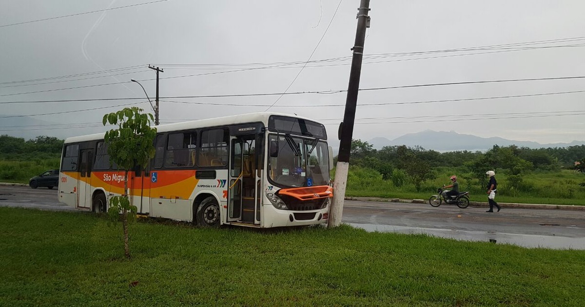 Ônibus bate em poste e moradores ficam sem luz em Resende, RJ - Globo.com