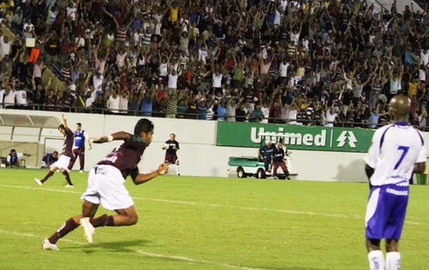 Fabrício Carvalho comemora gol contra o Barueri (Foto: Assessoria Ferroviária)