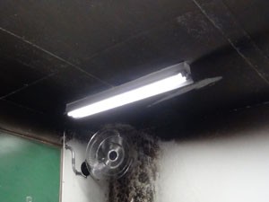 Teto da sala de aula ficou escurecido por causa da fumaça.  (Foto: VC no G1)