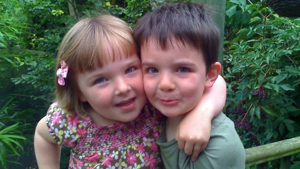 Niamh e seu irmão gêmeo Zach aos cinco anos - um ano antes do diagnóstico da menina (Foto: GILLI DAVIDSON)