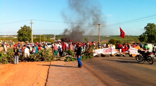 Manifestantes do MST fecharam trecho da BR-406, em Ceará-Mirim (Foto: Henrique Dovalle/Inter TV Cabugi)