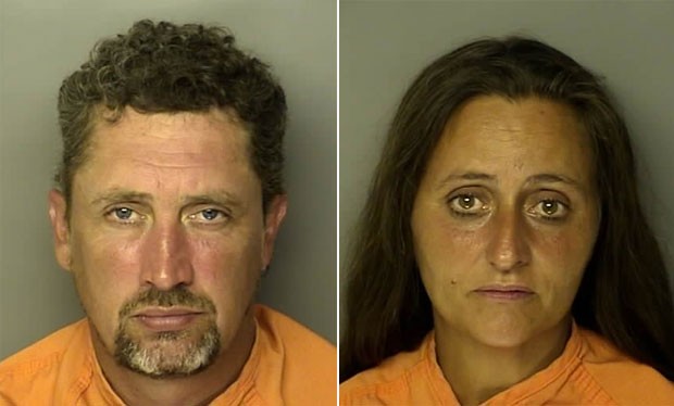 Russell James Nichols, de 46 anos, e Gloria Sawyer, de 51, foram acusados de exposição indecente (Foto: Divulgação/Horry County Police Dept)
