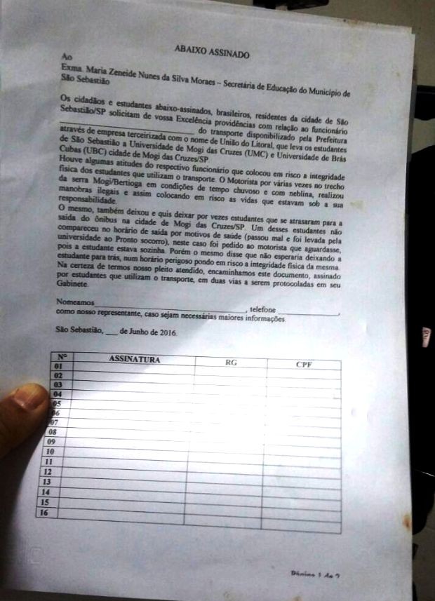 Abaixo assinado foi encontrado em bolsa de estudante (Foto: Solange Freitas / G1)