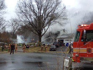Bombeiros combatem o fogo após a queda de um avião em Gaithesburg, Maryland (EUA) (Foto: Reuters/Montgomery County Fire & Rescue Service)