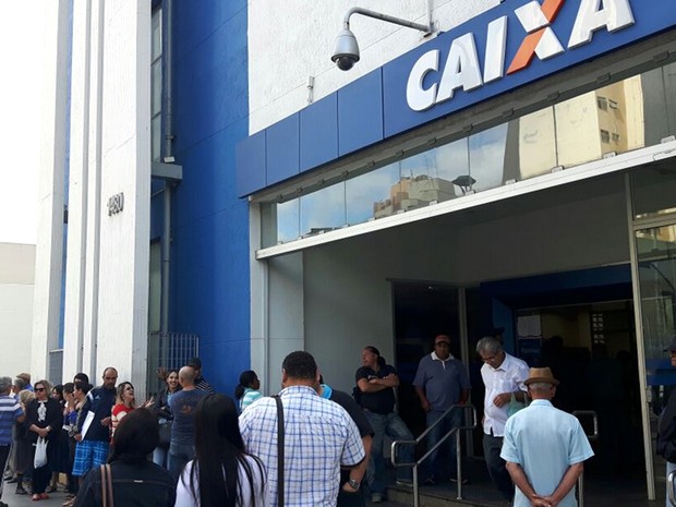 Agência da Caixa Econômica tem filas em Campinas (Foto: Murillo Gomes / G1)