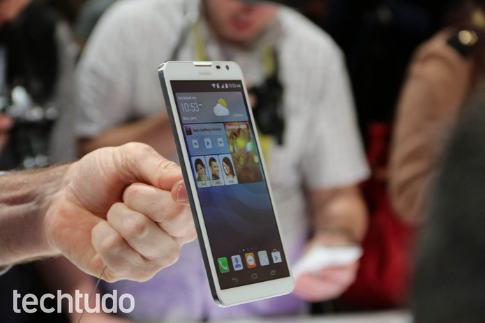 Ascend Mate 2 é fino (Foto: Foto: Isadora Díaz/TechTudo)