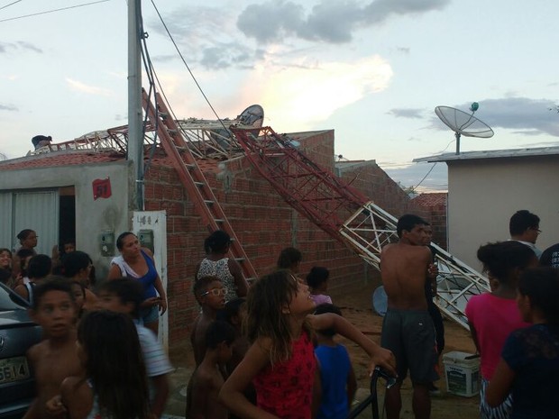 Torre de telefonia cai e atinge duas casas no Residencial Nova Vida I  (Foto: Larissa Brandão/ TV Grande Rio)