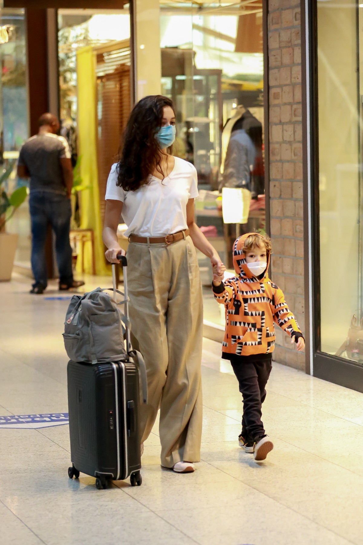 Sophie Charlotte circula com o filho Otto pelo aeroporto Santos Dumont (Foto: Victor Chapetta/AgNews)
