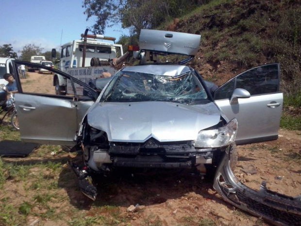 Carro cai em rio durante perseguição policial em Votorantim (Foto: Jorge Silva/ Gazeta de Votorantim)