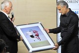 Em jogo de homenagens, Tite ganha presentes do presidente do Casuals Em jogo de homenagens, Tite ganha presentes do presidente do Casuals