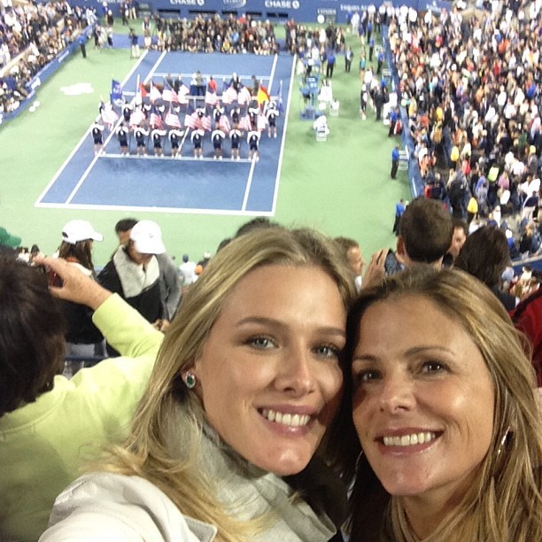 Fiorella Mattheis com mãe na final do US Open, em Nova York, nos Estados Unidos (Foto: Instagram/ Reprodução)