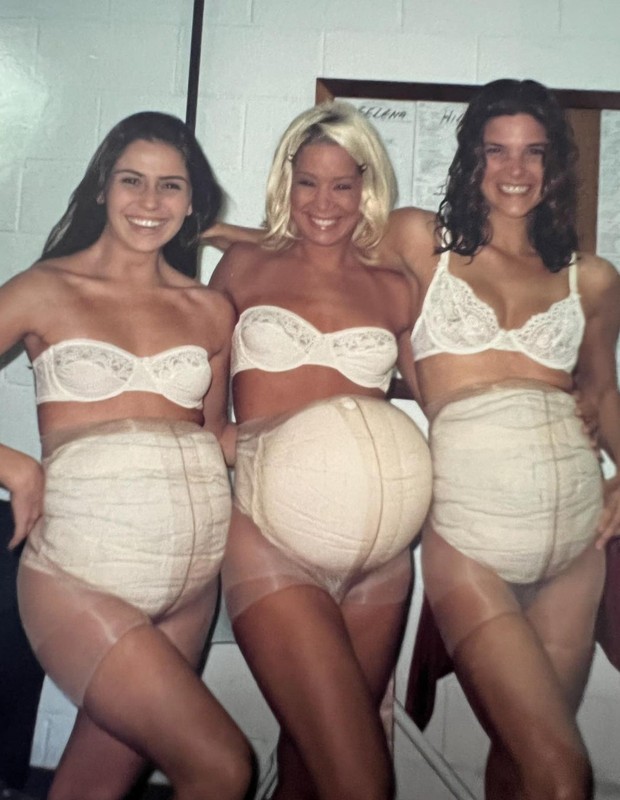Giovanna Antonelli, Danielle Winits e Cristiana Oliveira nos bastidores de Corpo Dourado (Globo, 1998) (Foto: Reprodução/Instagram)
