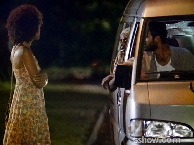 Os homens convencem a moça a entrar na van (Foto: Em Família/ TV Globo)