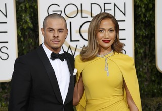 Casper Smart e Jennifer Lopez em premiação em Los Angeles, nos Estados Unidos (Foto: Mario Anzuoni/ Reuters)