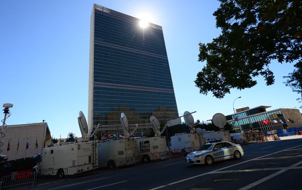 Caminhões das TVs preparam-se, nesta segunda-feira (23), para a cobertura da Assembleia Geral da ONU, em Nova York (Foto: Reuters)
