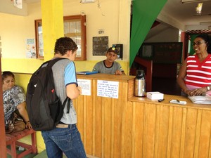 Alguns alunos foram informados por um aviso no balcão da recepção do colégio (Foto: Abinoan Santiago/G1)