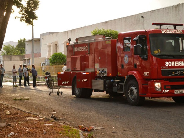 Incêndio em supermercado mobiliza Corpo de Bombeiros (Foto: Ed Santos/Acorda Cidade) Incêndio em supermercado mobiliza Corpo de Bombeiros (Foto: Ed Santos/Acorda Cidade)