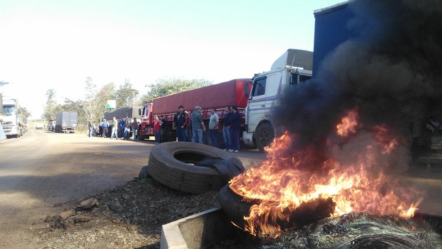 Pneus foram queimados no trevo de acesso ao município de Porto Xavier, na fronteira com a Argentina (Foto: Guilherme Luft/RBS TV)