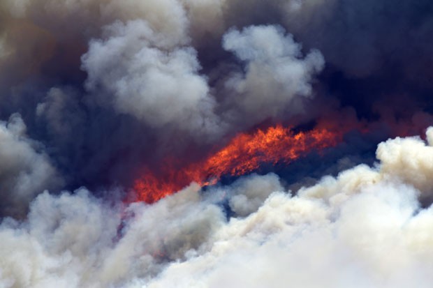 Fogo atinge montanha de Ymittos, no subúrbio de Atenas, nesta sexta-feira (17) (Foto: Thanassis Stavrakis/AP)