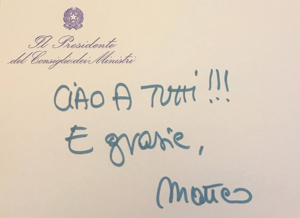 Bilhete escrito à mão com a mensagem 'Tchau a todos e obrigado' publicada nesta quarta no Twitter de Matteo Renzi (Foto: Reprodução/Twitter/Matteo Renzi)