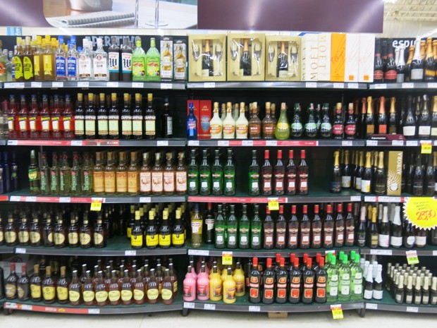 Grande variedade de bebidas em supermercado de Santos, SP (Foto: Mariane Rossi/G1)