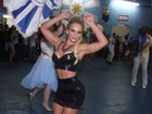 Indianara Carvalho usa top decotado em ensaio de samba em São Paulo