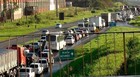 BA: bloqueio congestiona 
a BR-324 (Lilian Marques/G1)