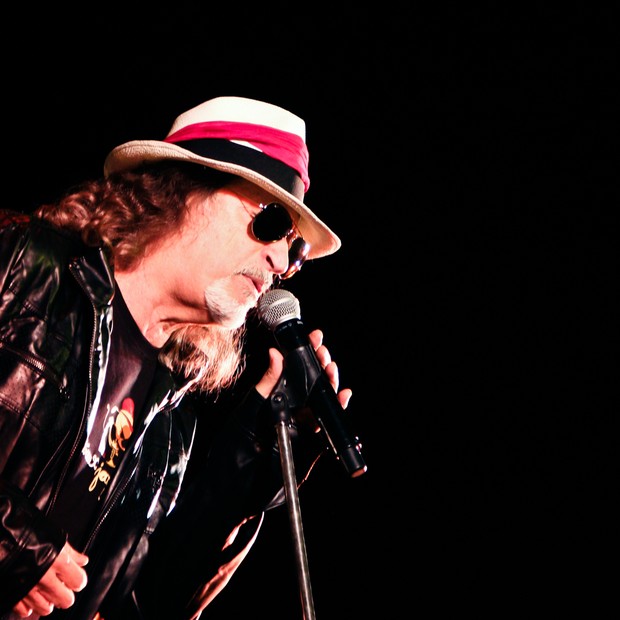 O cantor e compositor pernambucano Alceu Valença faz um apanhado em versão acústica de sua carreira (Foto: Tani Zanichelli / Divulgação)