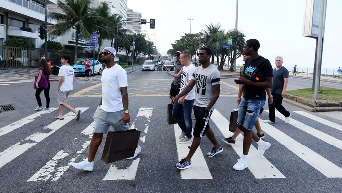 De Guzmán, Lens, Depay, Kongolo e Wijnaldum no estilo Abbey Road (Foto: André Durão/GloboEsporte.com)