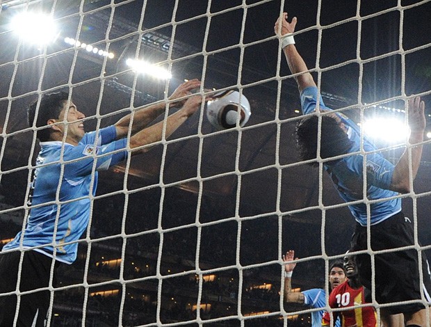 suarez penalti uruguai x gana (Foto: AFP)