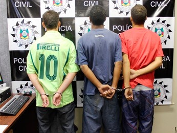 Suspeitos foram levados à sede do Deic, em Porto Alegre (Foto: Divulgação/Deic)