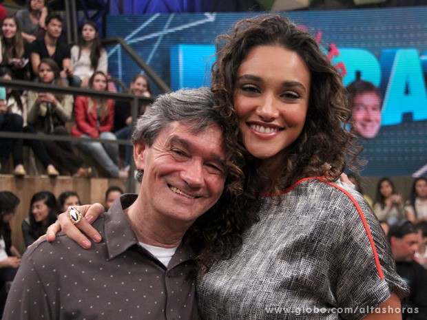 Atriz posa para fotos com o apresentador Serginho Groisman (Foto: TV Globo/Altas Horas)