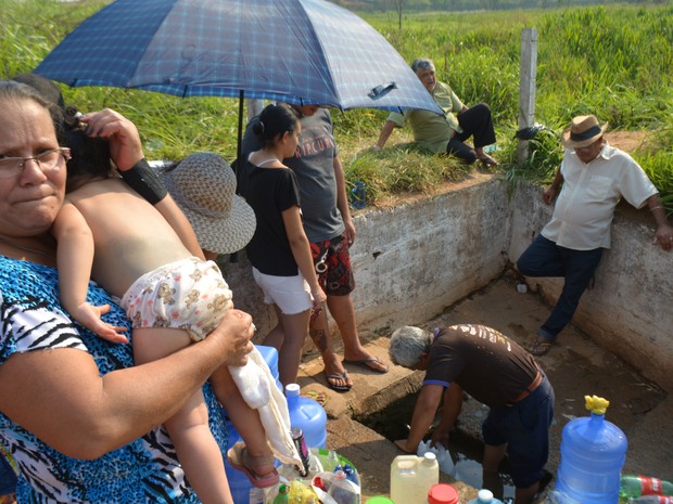 Seca leva famlias de Campinas a ficar 3h em fila de fonte de gua no tratada (Foto: Fernando Pacfico / G1 Campinas)