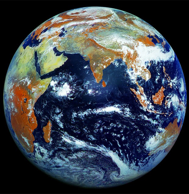 Terra é retratada em imagem com 121 megapixels, a maior já feita em um só clique (Foto: Roscosmos)