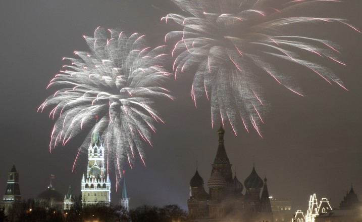 Fogos da festa de Ano Novo sobre a Catedral de São Basílio e o Kremlin em Moscou, na Rússia