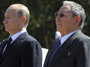 Os presidentes Vladimir Putin, da Rússia, e Raúl Castro, de Cuba, se reunem nesta sexta-feira (11) em Havana (Foto: AP Photo/Alejandro Ernesto, Pool)