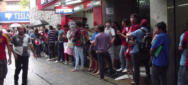Fila para compra de ingressos Campinense x Flamengo (Foto: Silas Batista / Globoesporte.com/pb)