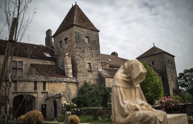 Escultura é retratada em frente ao castelo do século XII, vendido por mais de R$ 20 milhões (Foto: Jeff Pachoud/AFP)