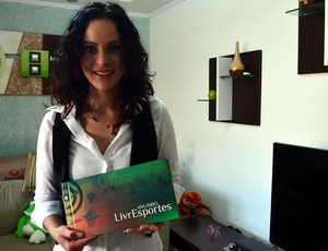 Ana Paula Oliveira mostra o anuário impresso do LivrEsporte, sua revista digital (Foto: Guto Marchiori / Globoesporte.com)