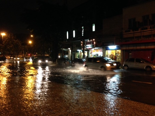 Chuva alaga Rua Marquês de São Vicente, na Gávea, na Zona Sul do Rio (Foto: Cristiane Cardoso/G1)