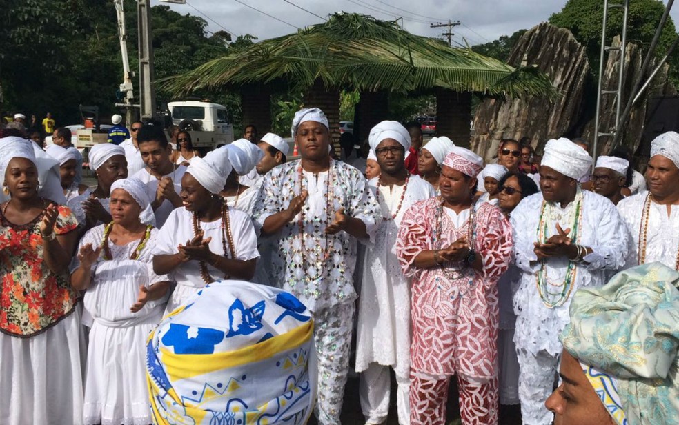 Grupos de candomblé da região de Cajazeiras participaram da cerimônia  (Foto: Giana Mattiazzi/TV Bahia)