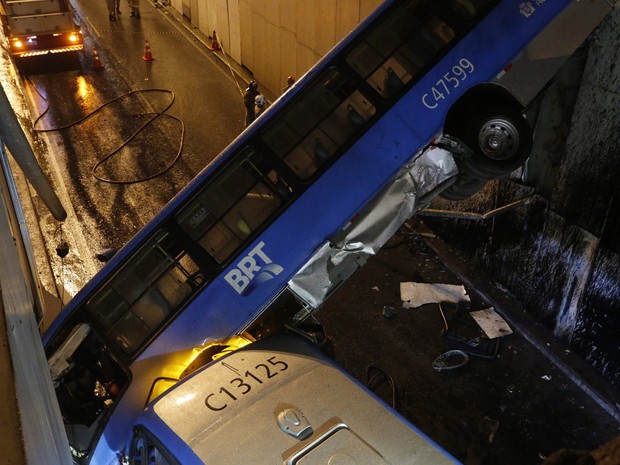 Ônibus cai em viaduto próximo a Cidade das Artes, na Barra, neste sábado (20) (Foto: Fabio Rossi / Agencia O Globo)