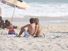 Juliana Didone troca beijos com namorado em praia do Rio