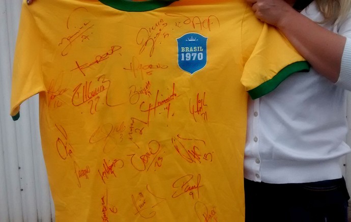 JOgadores México autografam camisa brasil Pelé 1970 (Foto: Marcelo Hazan)