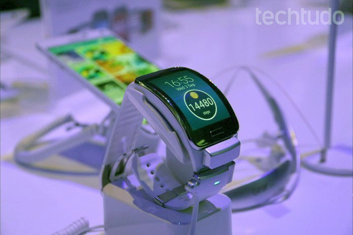 Gear S tinha display quadrado e curvo (Foto: Fabricio Vitorino/TechTudo)