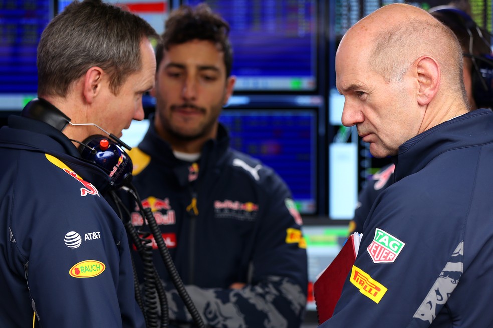 Adrian Newey (à direita) é conhecido pelo capacidade em encontrar soluções aerodinâmicas eficazes  (Foto: Getty Images)