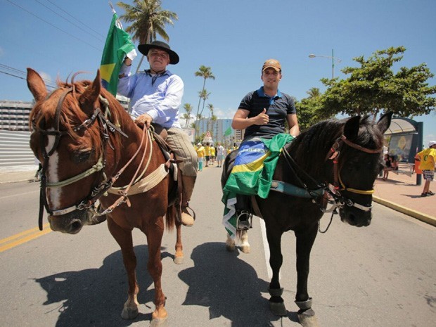 O advogado Joathas Albuquerque foi para manifestação na orla de Maceió a cavalo em protesto ao alto preço da gasolina